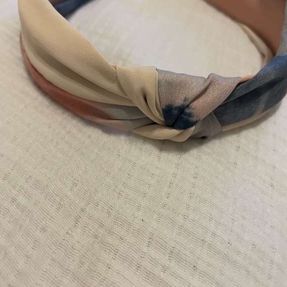 Hair Accessories.  Floral and very pretty items.  7 items total.  Brand new - Picture 3 of 4